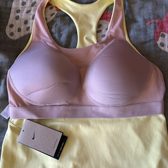 ☀️🏃🏼♀️➡️NWT Nike training athletic sport top with built in bra large - Picture 3 of 11